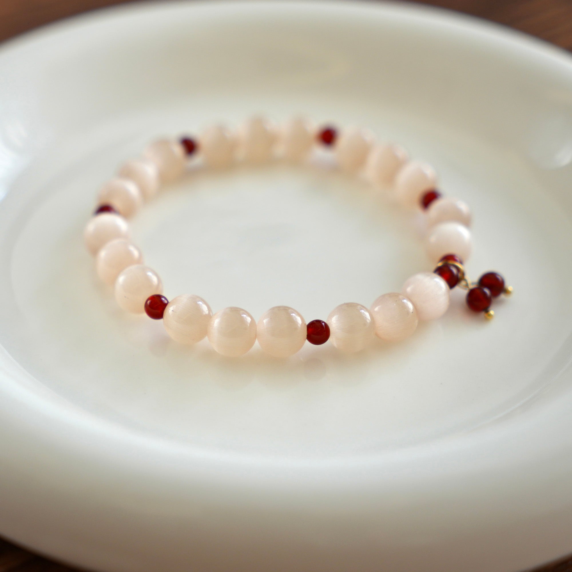 8mm Cat’s Eye & Red Agate Beaded Bracelet